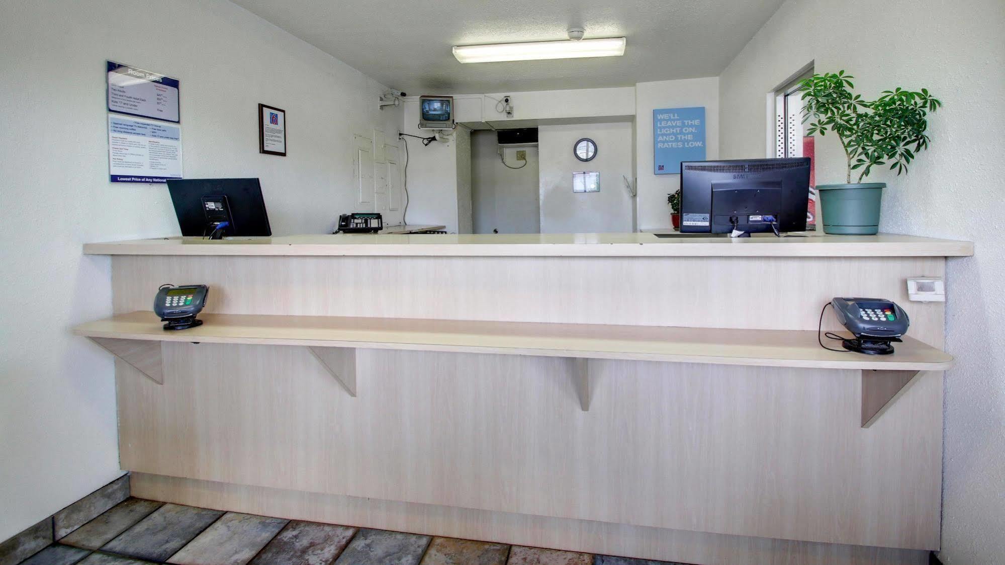 Motel 6 Des Moines South - Airport Экстерьер фото